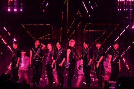 　ツアーファイナル公演を行ったＳｔｒａｙ　Ｋｉｄｓの（前列左から）ハン、ヒョンジン、バンチャン、アイエン、フィリックス、リノ、スンミン、チャンビン（撮影：田中聖太郎写真事務所）