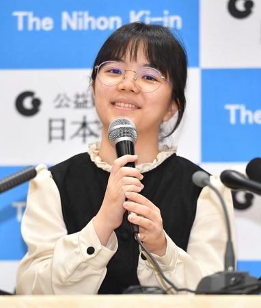 　笑顔で会見する仲邑菫女流棋聖（撮影・出月俊成）