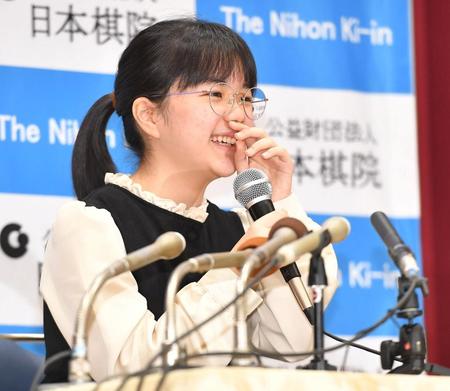 　質問の答えに詰まり、はにかむ仲邑菫女流棋聖（撮影・出月俊成）