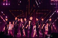 　ツアーファイナル公演を行ったＳｔｒａｙ　Ｋｉｄｓの（前列左から）ハン、ヒョンジン、バンチャン、アイエン、フィリックス、リノ、スンミン、チャンビン（撮影：田中聖太郎写真事務所）