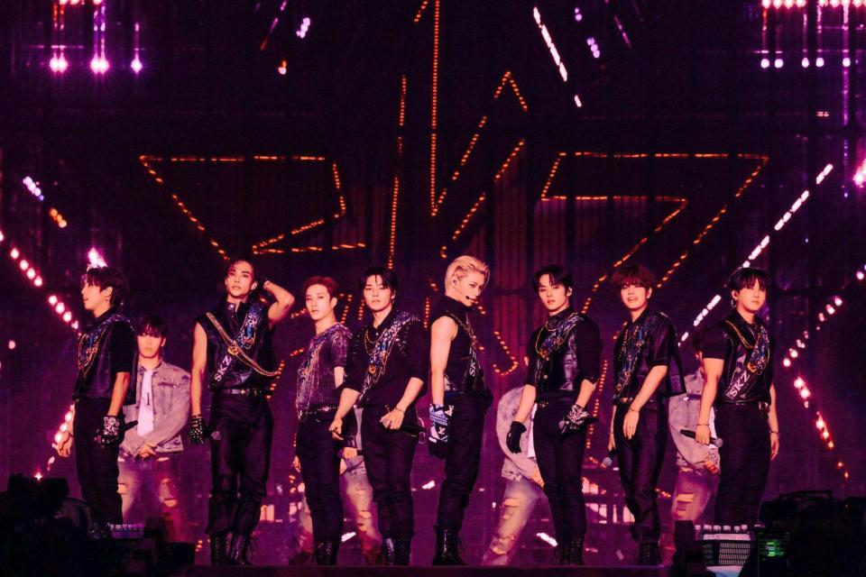 　ツアーファイナル公演を行ったＳｔｒａｙ　Ｋｉｄｓの（前列左から）ハン、ヒョンジン、バンチャン、アイエン、フィリックス、リノ、スンミン、チャンビン（撮影：田中聖太郎写真事務所）