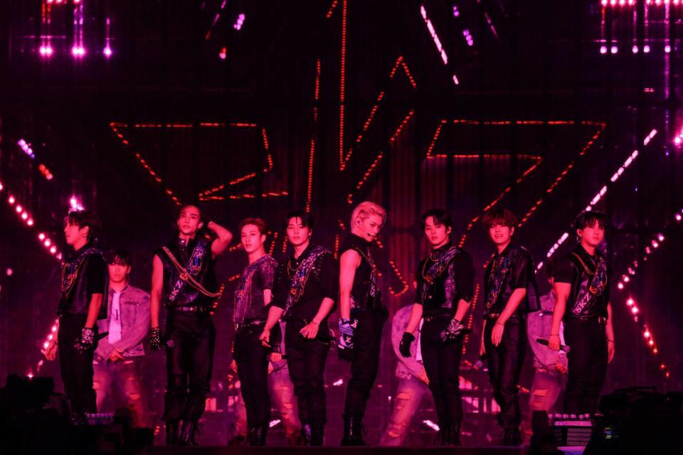 　ツアーファイナル公演を行ったＳｔｒａｙ　Ｋｉｄｓの（前列左から）ハン、ヒョンジン、バンチャン、アイエン、フィリックス、リノ、スンミン、チャンビン（撮影：田中聖太郎写真事務所）