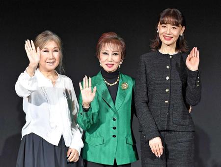 　笑顔の（左から）高橋真梨子、浅丘ルリ子、大地真央（撮影・出月俊成）