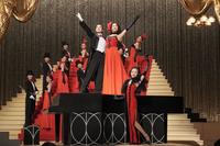 満員のお客の前で歌って踊るスズ子たち。前列左から、秋山（伊原六花）、リリー（清水くるみ）、スズ子（趣里）