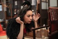 楽屋でスズ子（趣里）は長いつけまつげをセット