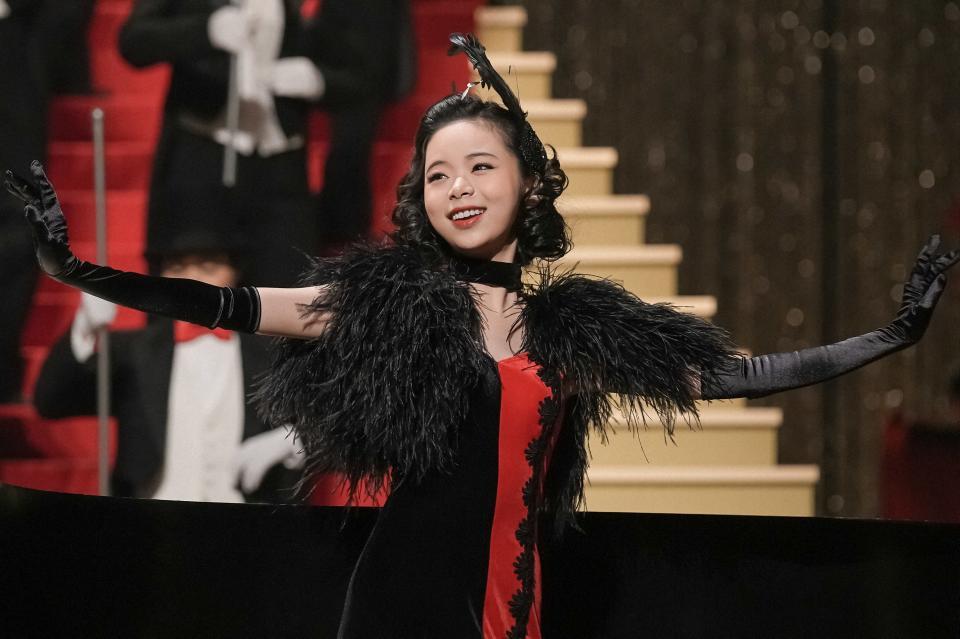 梅丸の舞台に立ち、歌で劇団の人気を集めるスズ子（趣里）