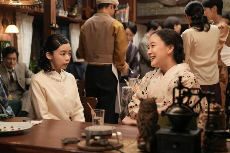 劇団を訪れた大和（蒼井優・右）と、公演後に洋食屋で話すスズ子（趣里）