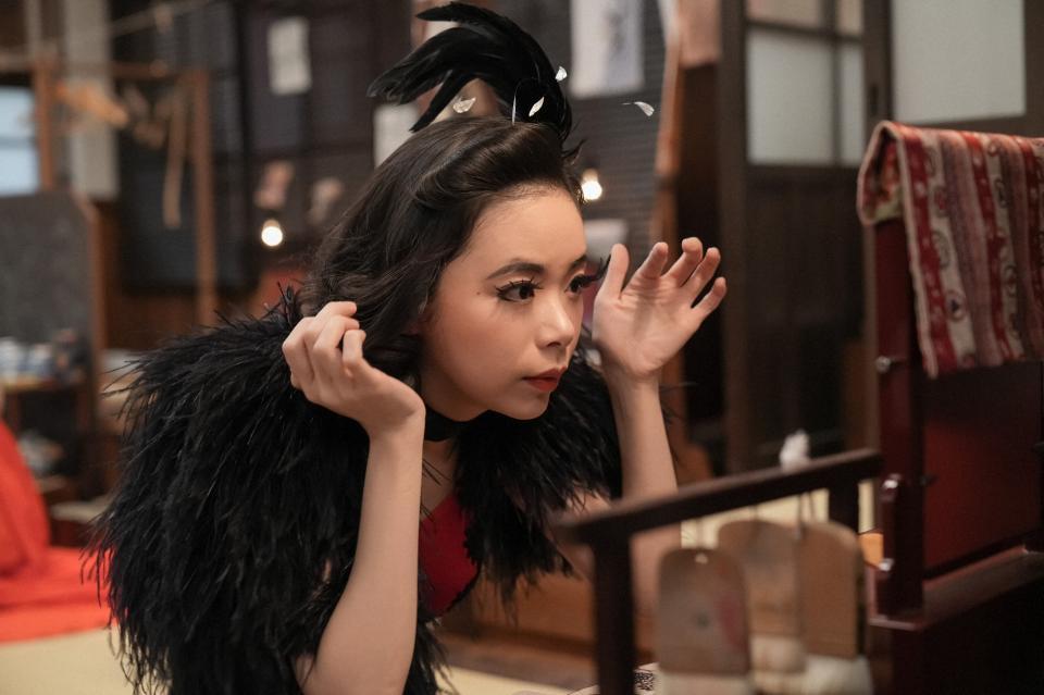 楽屋でスズ子（趣里）は長いつけまつげをセット