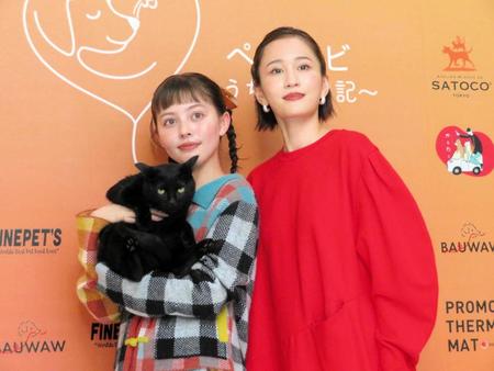 　会見した（左から）加藤ナナと愛猫のネロちゃん、前田敦子