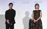 　舞台あいさつに登場した高良健吾（左）と前田敦子（撮影・佐々木彰尚）