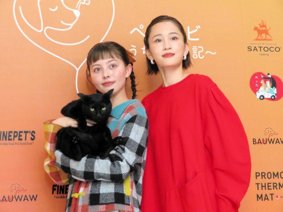 　会見した（左から）加藤ナナと愛猫のネロちゃん、前田敦子