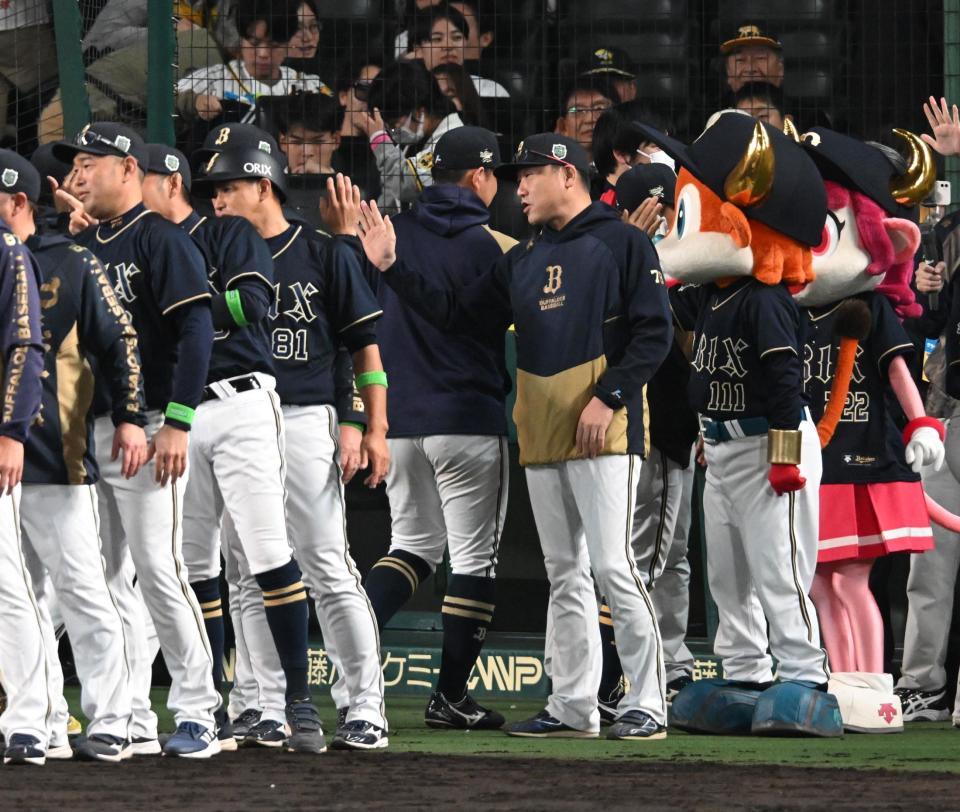 　オリックスが勝利し、ナインを迎える中嶋監督（１０月３１日）