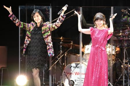 　「悲しみＳｗｉｎｇ」を歌った早見優（左）、松本伊代（撮影・吉澤敬太）