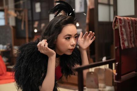 楽屋でスズ子（趣里）は長いつけまつげをセット