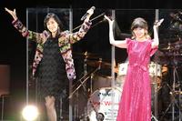 　「悲しみＳｗｉｎｇ」を歌った早見優（左）、松本伊代（撮影・吉澤敬太）