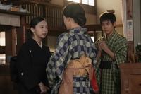 スズ子はツヤに、東京へ行きたいと…。左から、スズ子（趣里）、ツヤ（水川あさみ）、六郎（黒崎煌代）