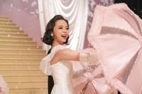 晴れやかな笑顔で、梅丸劇場の舞台に立つスズ子（趣里）