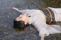 生みの母・キヌの家を後にしたスズ子（趣里）は、川辺で空を見上げて…