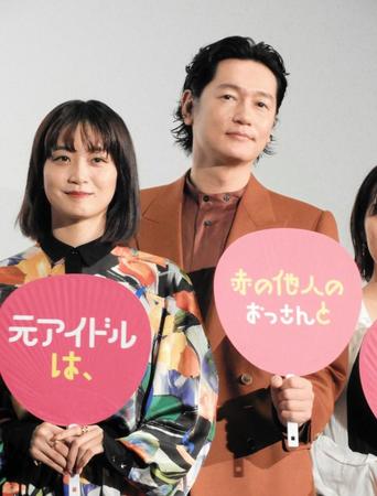 　舞台あいさつに出席した深川麻衣（左）と井浦新＝都内