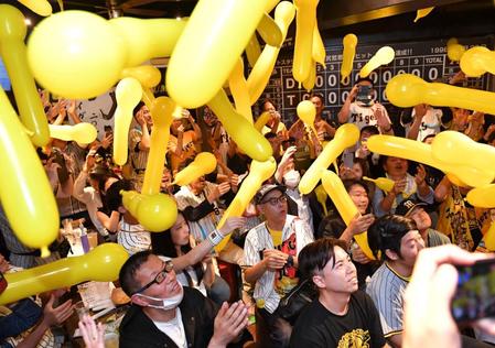 　ジェット風船を上げて気勢を上げる在京の阪神ファン（撮影・出月俊成）