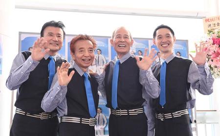 　元気いっぱい５７周年を迎えたザ・ワイルドワンズの（左から）島英二、鳥塚しげき、植田芳暁、加瀬友貴（撮影・園田高夫）