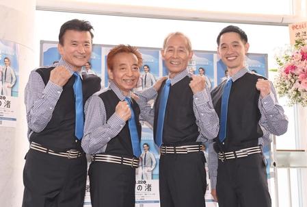 　元気いっぱい５７周年を迎えたザ・ワイルドワンズの（左から）島英二、鳥塚しげき、植田芳暁、加瀬友貴（撮影・園田高夫）