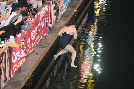 　道頓堀川に飛び込む人が相次いだ＝戎橋（撮影・石井剣太郎）