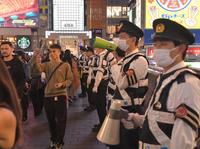 　多くの警察官が警戒に当たる戎橋（撮影・石井剣太郎）