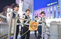 　多くの警察官が警戒に当たる戎橋（撮影・石井剣太郎）