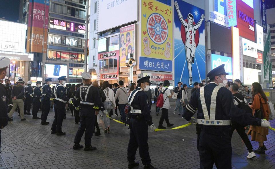 　混乱に備えて厳戒態勢がしかれた大阪・道頓堀の戎橋（撮影・石井剣太郎）