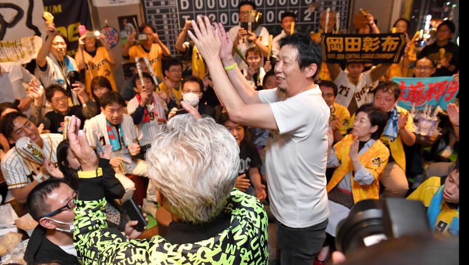 　川尻哲郎さん（中央）と一緒に「六甲おろし」で気勢を上げる在京の阪神ファン（撮影・出月俊成）