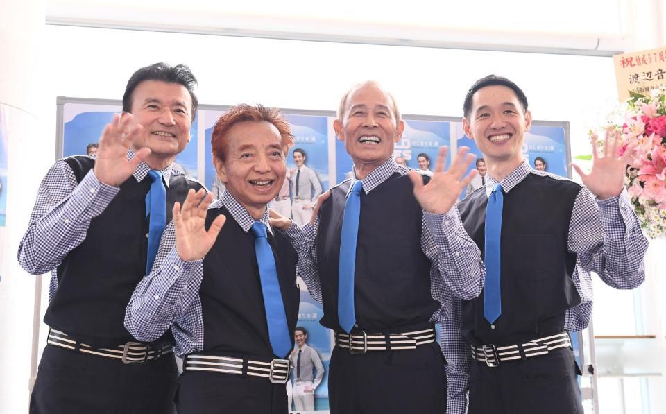 　元気いっぱい５７周年を迎えたザ・ワイルドワンズの（左から）島英二、鳥塚しげき、植田芳暁、加瀬友貴（撮影・園田高夫）