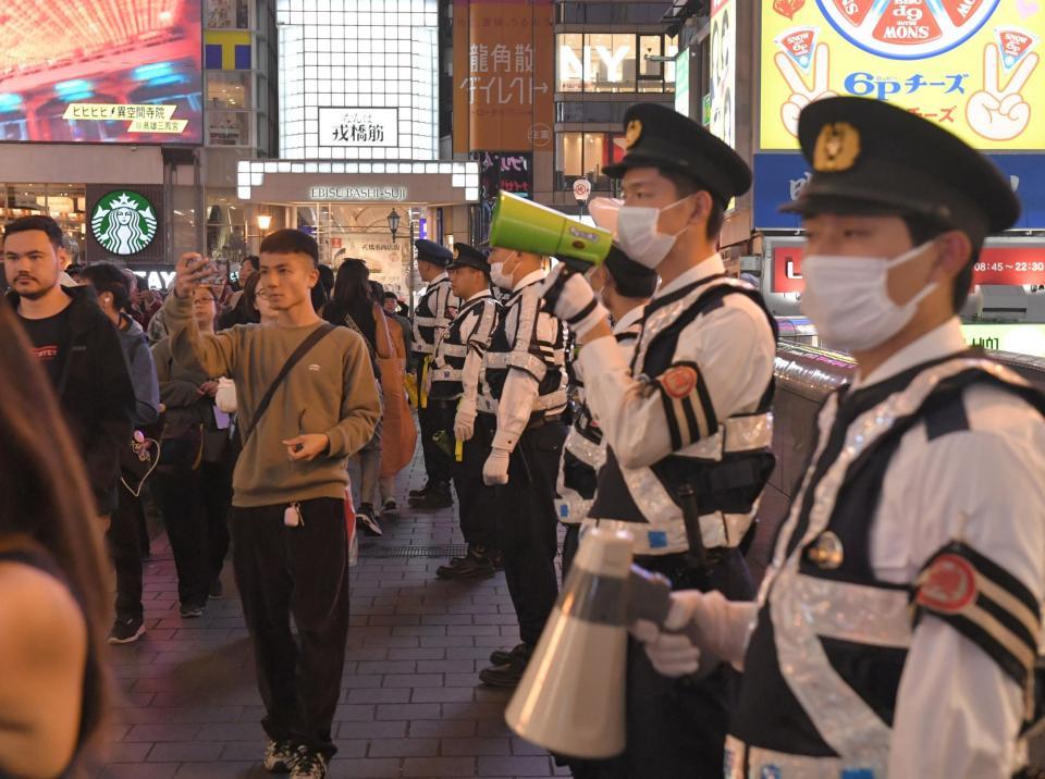 　多くの警察官が警戒に当たる戎橋（撮影・石井剣太郎）