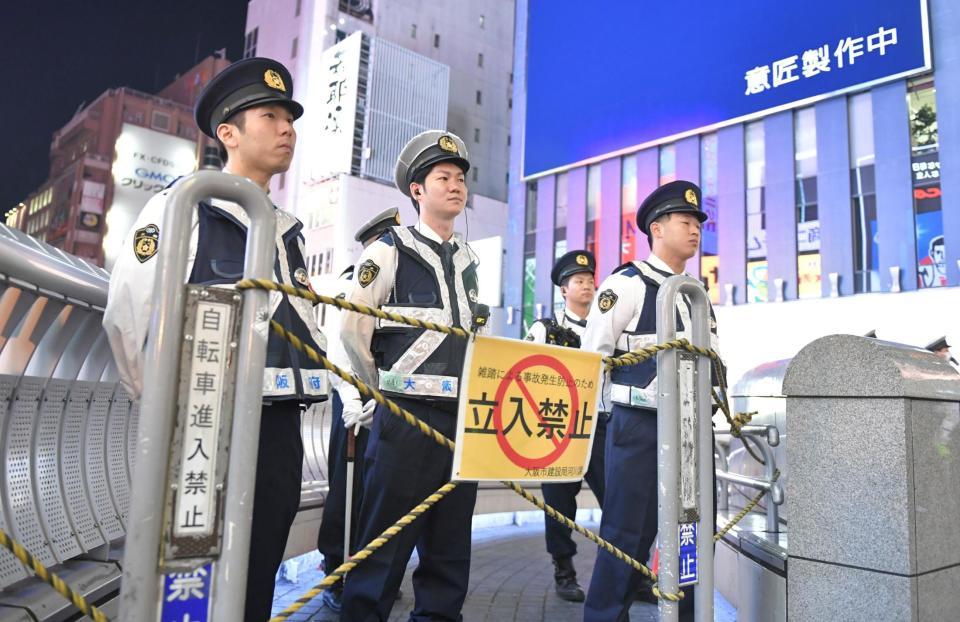 　多くの警察官が警戒に当たる戎橋（撮影・石井剣太郎）