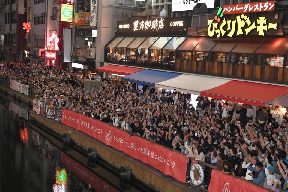 　阪神の日本一に沸く道頓堀＝戎橋（撮影・石井剣太郎）