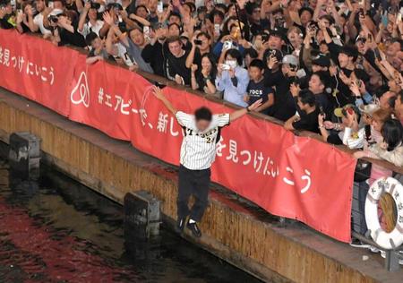 　道頓堀川に飛び込む阪神ファン（画像の一部を加工しています）＝撮影・石井剣太郎