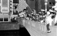 　阪神の日本一に戎橋から道頓堀川に飛び込むなど盛り上がるファン＝１９８５年１１月２日