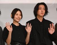 　完成披露を迎え笑顔の杉咲花と若葉竜也＝東京・テアトル新宿（撮影・金田祐二）