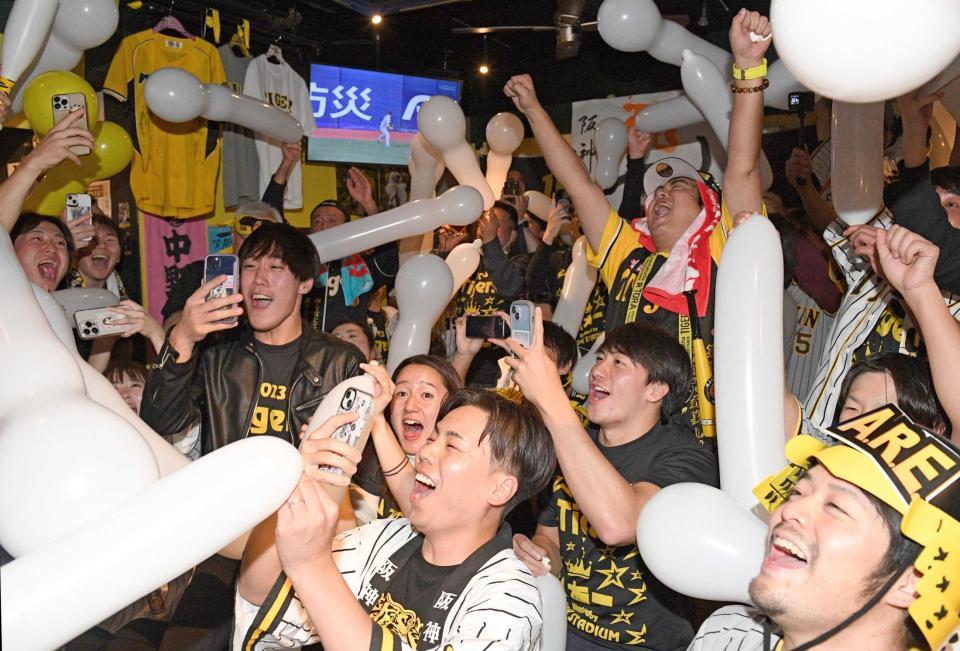 　日本一に歓喜する在京の阪神ファン