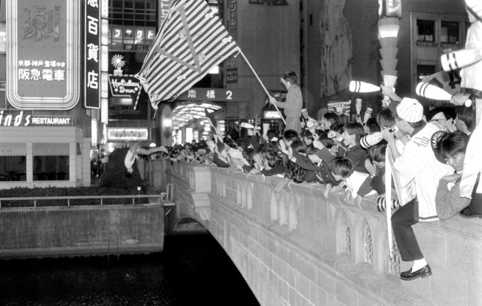 　阪神の日本一に戎橋から道頓堀川に飛び込むなど盛り上がるファン＝１９８５年１１月２日