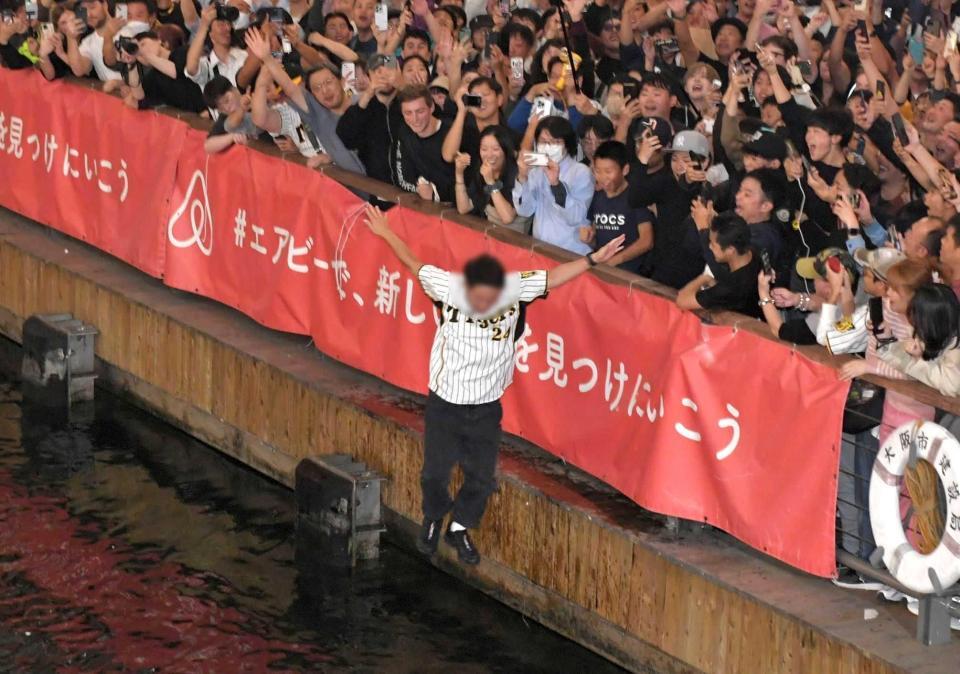 　道頓堀川に飛び込む阪神ファン（画像の一部を加工しています）＝撮影・石井剣太郎