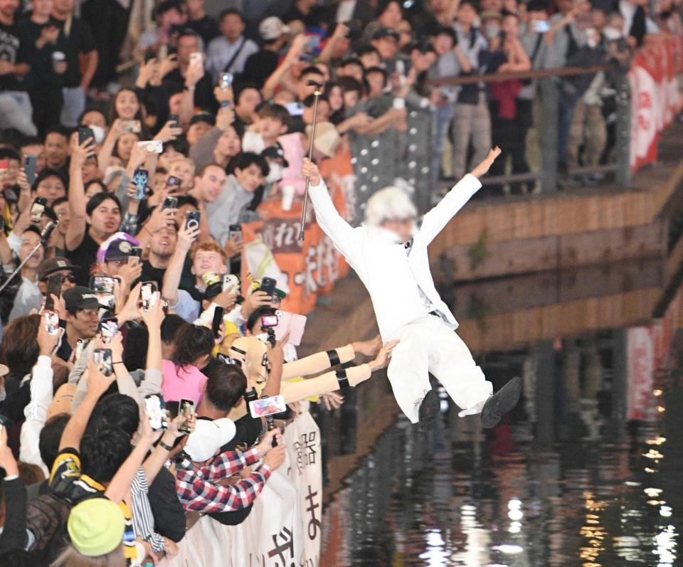 　カーネル・サンダースのコスプレで道頓堀川に飛び込むファン（画像の一部を加工しています）＝撮影・石井剣太郎