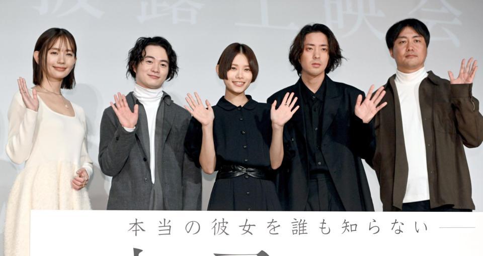 　笑顔の（左から）中村ゆり、森永悠希、杉咲花、若葉竜也、戸田彬弘監督（撮影・金田祐二）