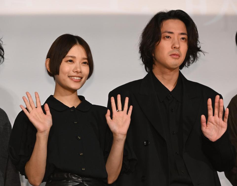 　完成披露を迎え笑顔の杉咲花と若葉竜也＝東京・テアトル新宿（撮影・金田祐二）