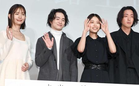 　笑顔の（左から）中村ゆり、森永悠希、杉咲花、若葉竜也