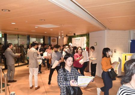 　開店と同時に多くの人が店内に流れ込む阪神百貨店・梅田本店