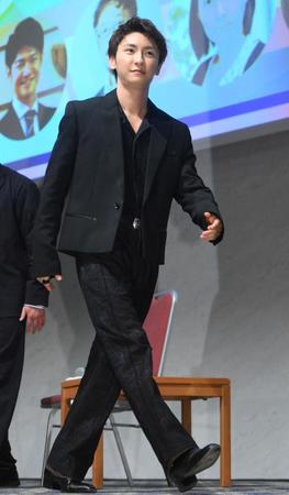 　降壇するＡＡＡ・與真司郎＝東京・大手町の経団連会館（撮影・堀内翔）