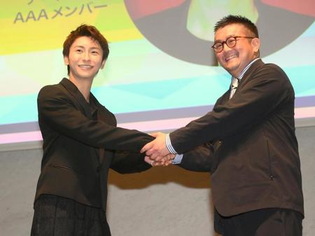 　オープニングに登場して聞き手の松中権氏（右）と握手をするＡＡＡ・與真司郎＝東京・大手町の経団連会館（撮影・堀内翔）　