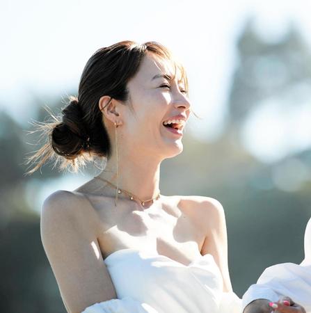　新山千春のウエディングフォト（撮影：ｋｅｎｔａｒｏ　Ｍｉｎａｔｏ）