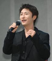 　オープニングであいさつをするＡＡＡ・與真司郎（撮影・堀内翔）